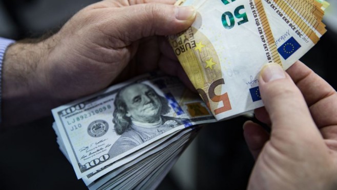 СПОРЕД НБРМ: Погледнете ја вредноста на еврото денеска- доларот РУШИ РЕКОРДИ