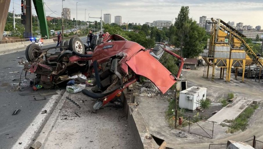 ФОТО: Две лица загинаа во стравична сообраќајка попладнево- страшни сцени откако се судрија БМВ и камион ЗАСТАВА кај Белград