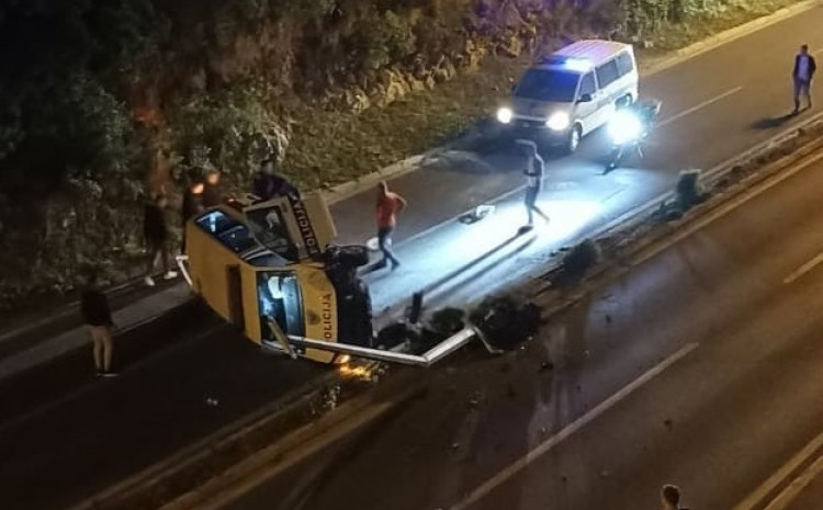 ФОТО: Полициско возило се преврте вечерва во мостарската населба Булевар