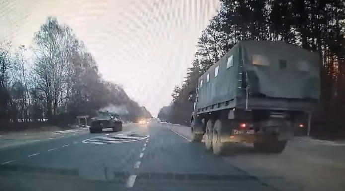 ВИДЕО: Погледнете како заврши СРЕДБА во движење на руски БТР и украински камион