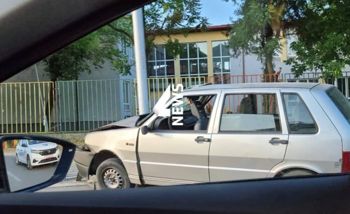 ФОТО: Автомобил се заби во столб за улично осветлување во Скопје