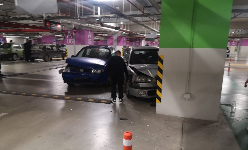 КАКО ЛИ САМО УСПЕАЈА: Несфатлива сообраќајка на паркинг во скопски трговски центар (ФОТО)