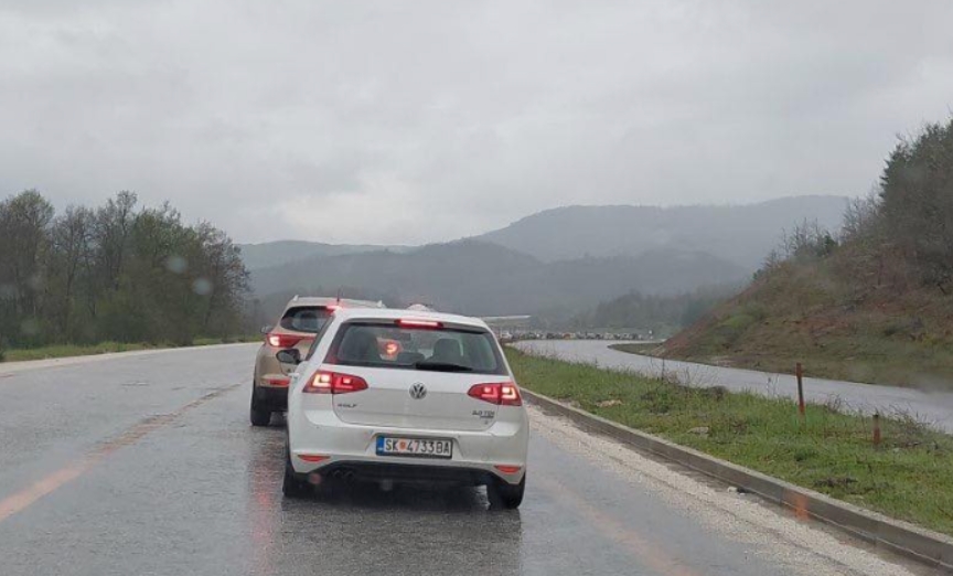 Илјадници граѓани заглавени на пат кон Скопје: Колона од неколку километри на патот Охрид- Кичево