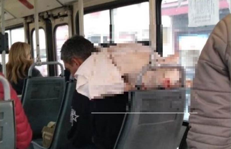 ФОТО: Кога се качил во автобус сите почнале да се КРСТАТ- сите со чудење гледаа што носи овој човек
