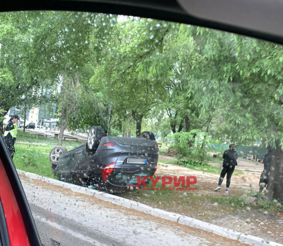 ФОТО: Автомобил се преврте во центарот на Скопје попладнево