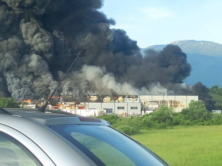 Црн чад може да се види километри далеку: Катастрофален пожар утрово во фабрика за стиропор кај Бихаќ (ФОТО)