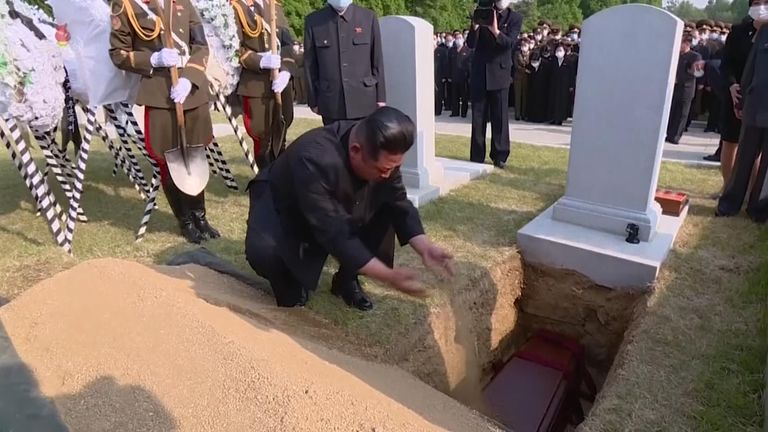 НЕОЧЕКУВАНО: Ким Јонг Ун носеше ковчег и фрли земја во гробот на починатиот маршал (ФОТО)