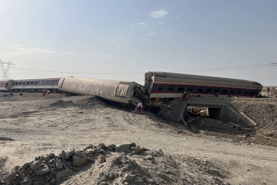 (ФОТО) Страшна железничка несреќа: Најмалку 17 лица загинаа, откако воз излета од шините во Иран