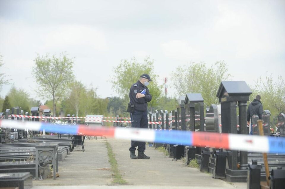 НЕ СТАНУВА ЗБОР ЗА САМОУБИСТВО: 38 годишен маж пронајден мртов на гробишта во Лесковац