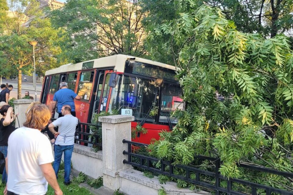 МУ ОТКАЖАЛЕ КОЧНИЦИТЕ: Градски автобус се заби во ограда, три девојки се спасија во последен момент- несреќа во центарот на Белград (ФОТО)
