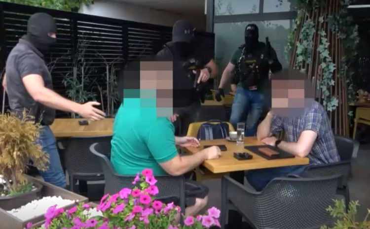 Погледнете го видеото: Мирно си пиеше кафе во кафуле, му влетаа маскирани полицајци и го уапсија (ВИДЕО)