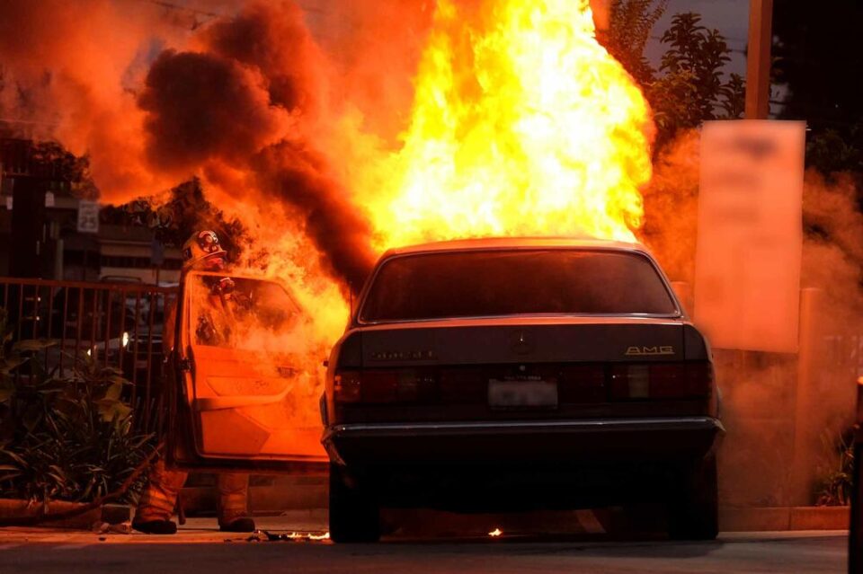 ВНИМАВАЈТЕ: На водител му се запалила колата поради грешка која сите ја правиме во лето!