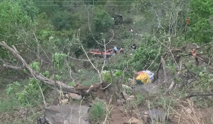 (фото) ТРАГЕДИЈА: Најмалку 25 лица загинаа кога попладнево автобус падна во клисура во Индија