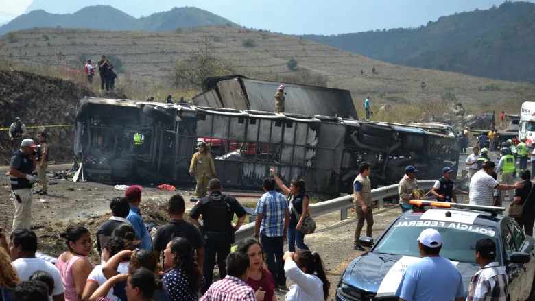 ТРАГЕДИЈА: Најмалку 9 лица загинаа, а 40 се повредени откако се преврте автобус во Мексико