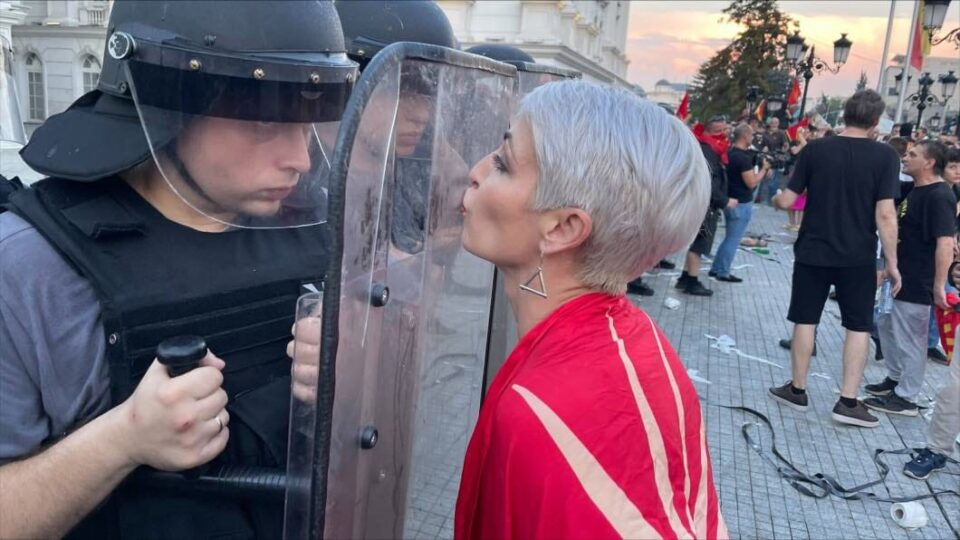 Дарија го бакна полицискиот штит и им испрати порака на полицајците (ФОТО)