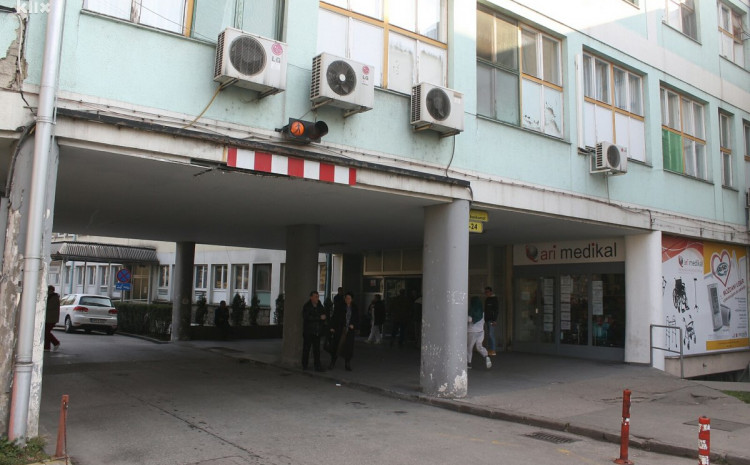 ОБИД ЗА САМОУБИСТВО ВО БОЛНИЦА: 21 годишно момче утрово скокна од прозор од болницата во Зеница