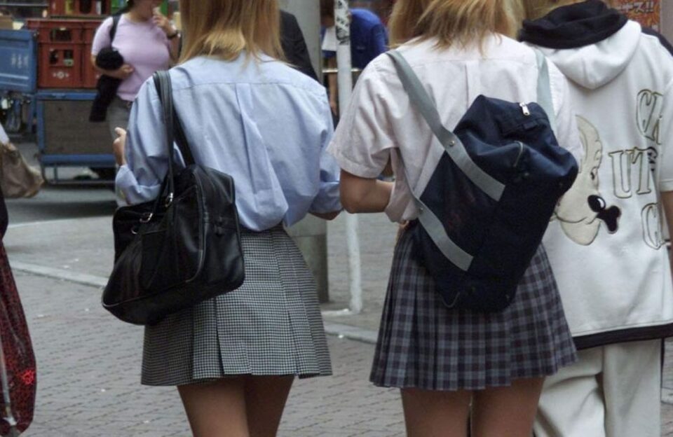 На првиот училишен ден избркани 35 средношколки поради „несоодветна фризура и облека“