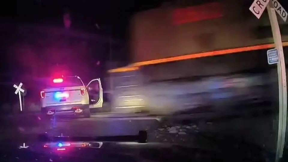 ШОКАНТНО ВИДЕО: Воз разнесе полициски автомобил во кој имаше 20 годишна жена (ВИДЕО)