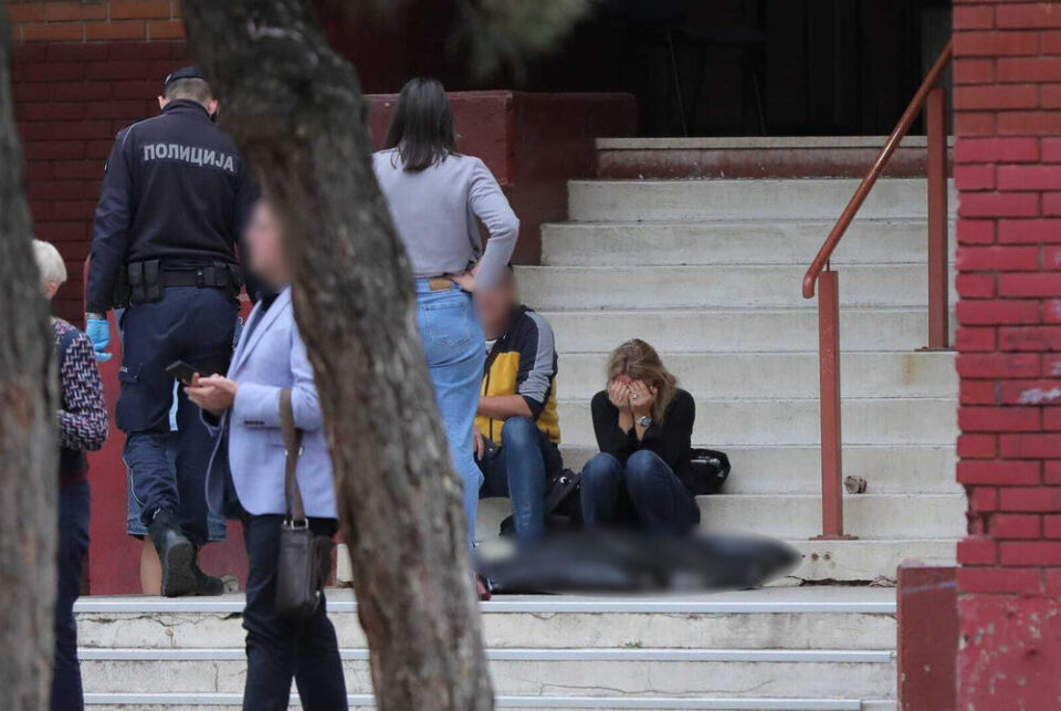 МАЧНА ТИШИНА И ТРАОРНА ГЛЕТКА: Учениците останаа стаписани по трагедија во која почина нивна соученичка во Белград (ФОТО)