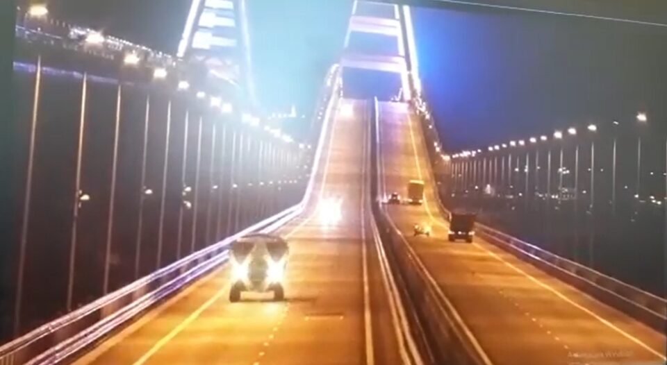 НАЈНОВА ВЕСТ: Се појави снимка од МОМЕНТОТ НА ЕКСПЛОЗИЈАТА на мостот кој ги поврзува Русија и Крим (ВИДЕО)