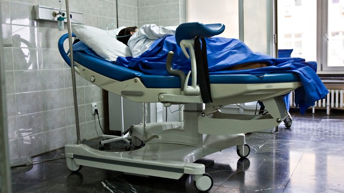 ТРАГЕДИЈА: 22 годишна родилка почина по компликации кои се случуваат еднаш во 5.000 породувања