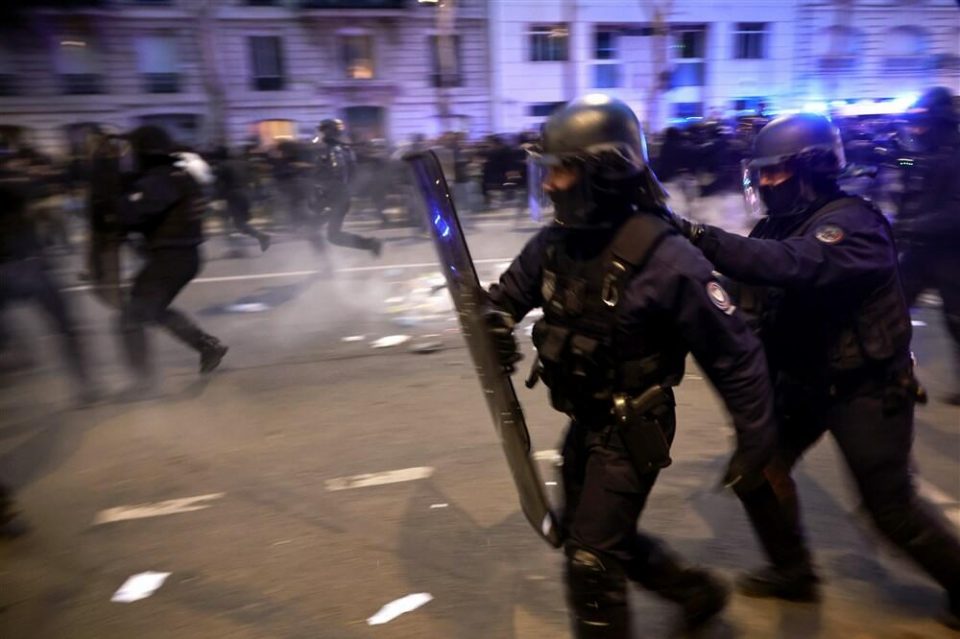ВИСТИНСКИ ХАОС ВО ПАРИЗ: Полиција брутално се справува со демонстрантите (ВОЗНЕМИРУВАЧКО ВИДЕО)
