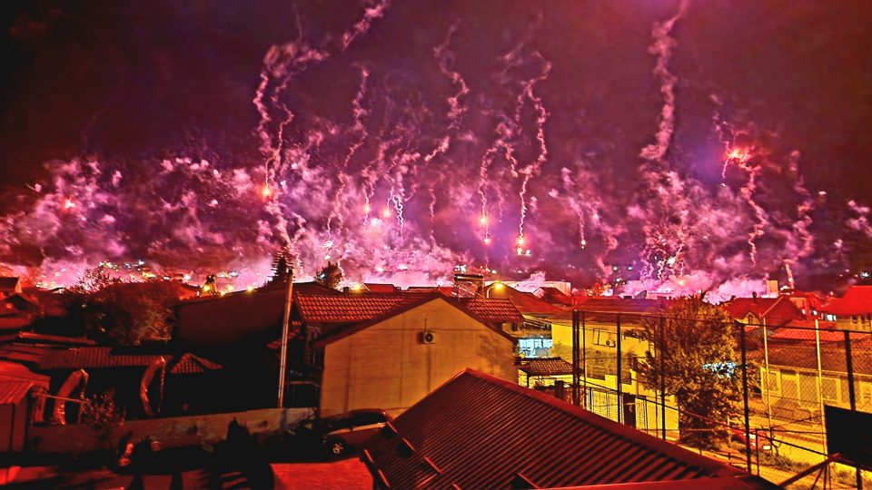 ДОСЕГА НЕВИДЕН СПЕКТАКЛ: Комити за Велигден го „запалија“ небото над Скопје (ВИДЕО)
