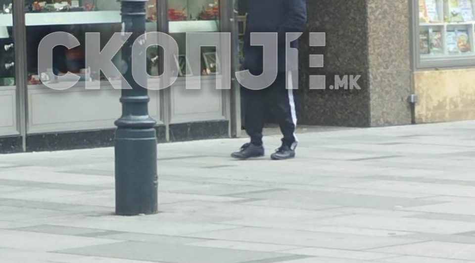 ФОТО: Еден од најбогатите Македонци „уловен“ како шета во Виена по капут, тренерки, црни патики и чорапи