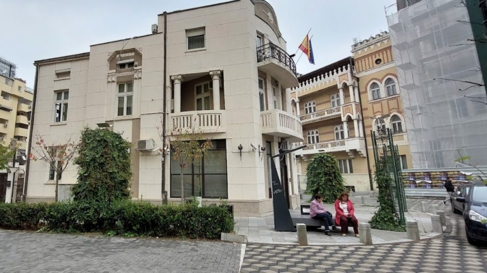 МВР не откри, но медиумите вечерва објавија која странска амбасада во Скопје остана без државниот грб
