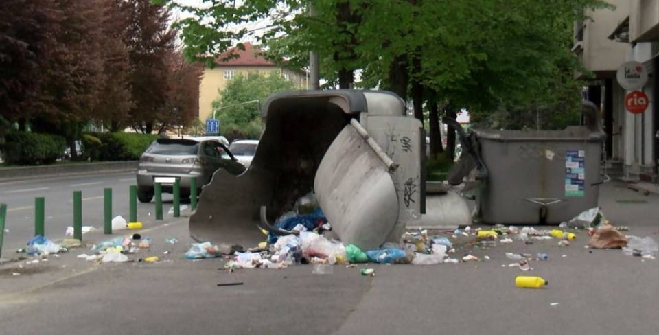ФОТО: Скопјанец излета на Партизанска, „разнесе“ контејнери со ѓубре