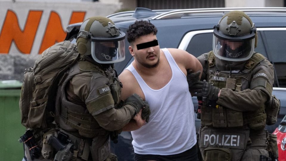 Специјалци му упаднаа и го уапсија по долна облека: Во Германија филмско апсење на 18 годишно момче од Балканот (ФОТО)