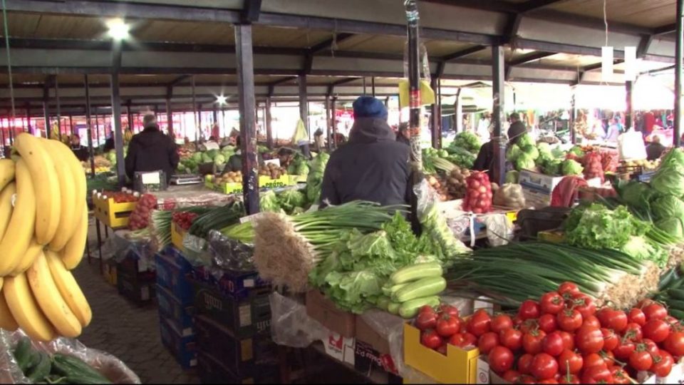 Велигденски ШОК за граѓаните: Еве по која цена се продаваат денеска доматите, краставиците, пиперките, гравот…