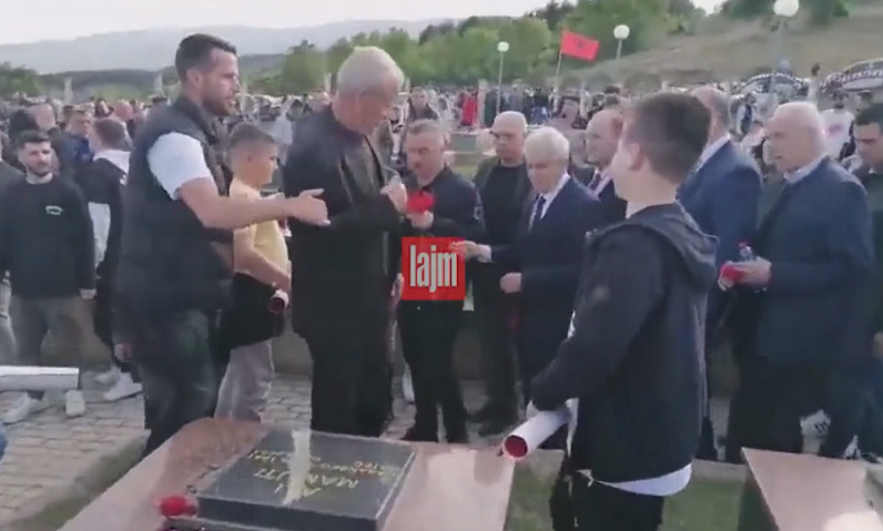 СЕ ПОЈАВИ И СНИМКА: Али Ахмети спречен да стави цвеќе на гроб во Слупчане (ВИДЕО)