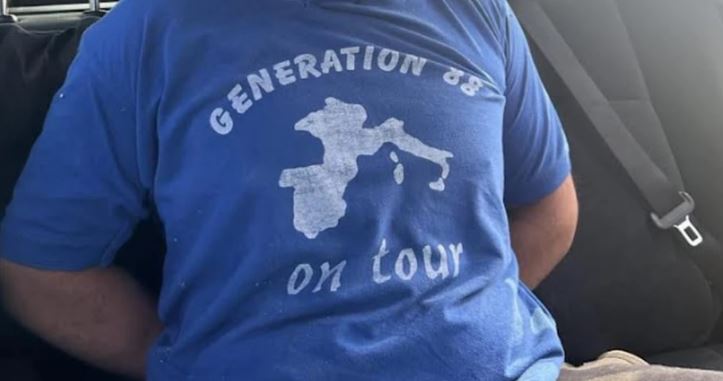 НЕМА ВРСКА СО ХИТЛЕР: Откриено е што всушност значи натписот на маицата која ја носеше убиецот од Младеновац (ФОТО)