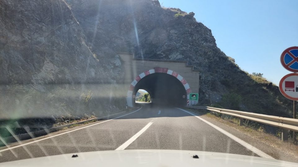 УТРОВО ОБЈАВЕНИ ФОТОГРАФИИ: Еве како изгледа опсната карпа на автопатот Скопје- Велес (ФОТО)