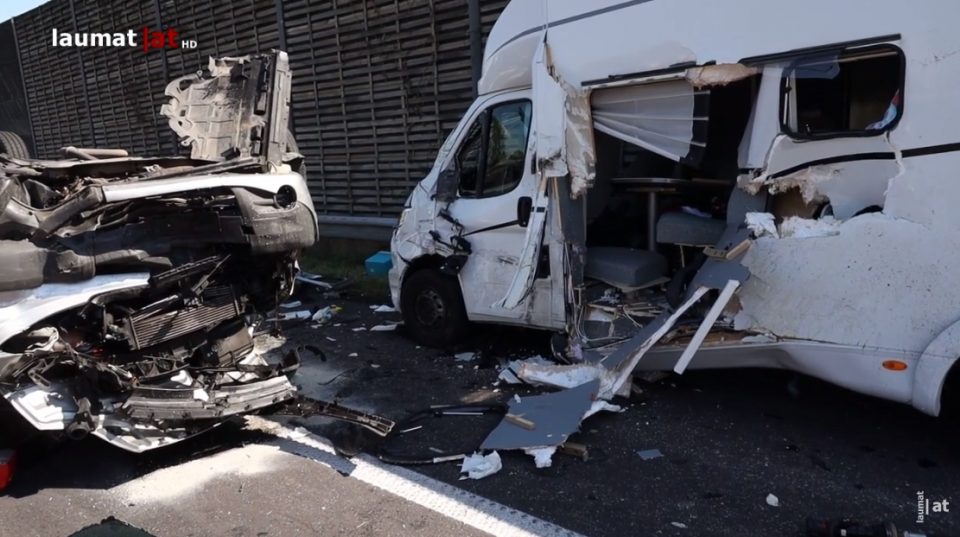 ПАТУВАЛЕ ОД ГЕРМАНИЈА: Едно лице загина, 11 се повредени во стравична сообраќајка на автопат во Австрија (ФОТОГРАФИИ)