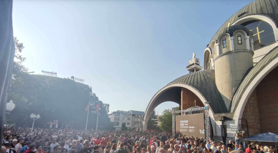 НАЈНОВА ВЕСТ: Веќе врие од луѓе пред Соборниот храм во Скопје (ФОТО)