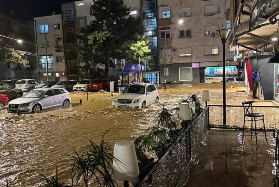 ПРВИ ФОТОГРАФИИ ОД СТРАШНАТА ПОПЛАВА: Мајка и дете ги загубија животите во поплава на Косово