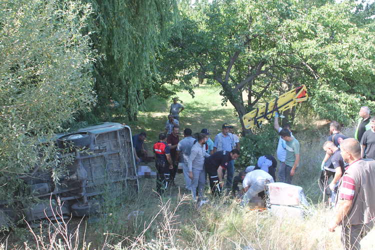 (фото) ШЕСТ ЛИЦА ЗАГИНАА, ОСУМ СЕ ПОВРЕДЕНИ: Минибус излета во канал, тешка несреќа во Турција