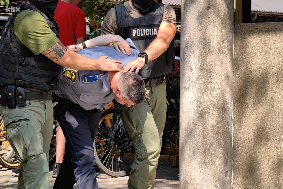 ФОТО: Уапсени 16 полицајци на работното место, во униформа- им помагале на криминалци наместо да ги спречат