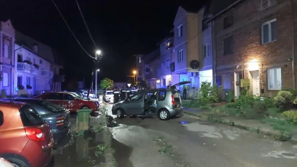 Цел еден час се обидувале да го оживеат: Потресни слики од местото на трагедијата во Нови Сад (ФОТО)