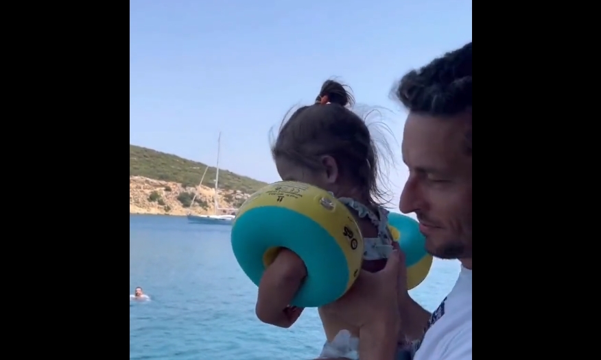 ВИДЕО: Татко си ја фрли ќеркичката во море за да научи да плива, но работите тргнаа наопаку