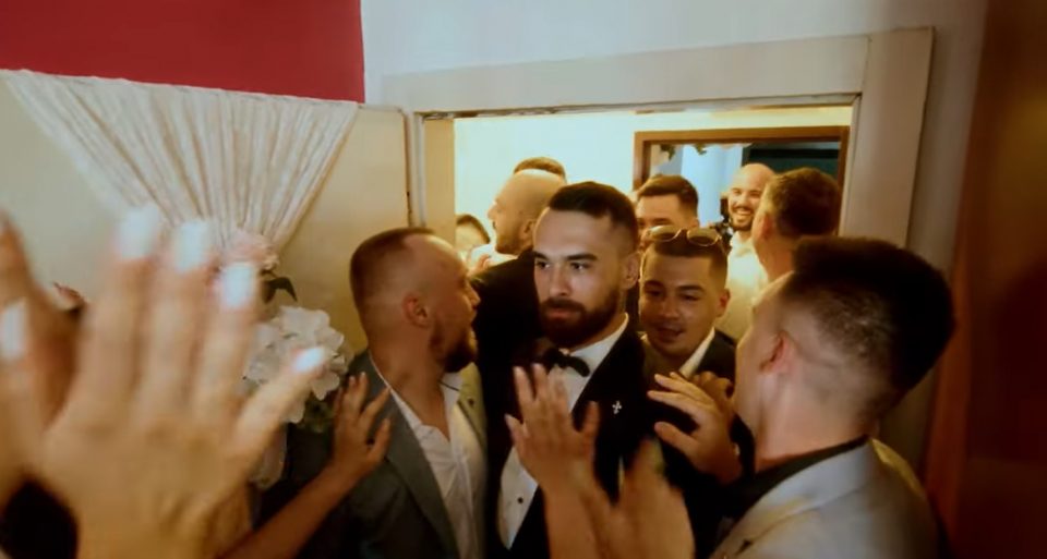 Стефан Лазаров целата свадба ја објави на ЈУТЈУБ: Младоженецот за малку ќе се откажеше при буткањето на врата (ВИДЕО)