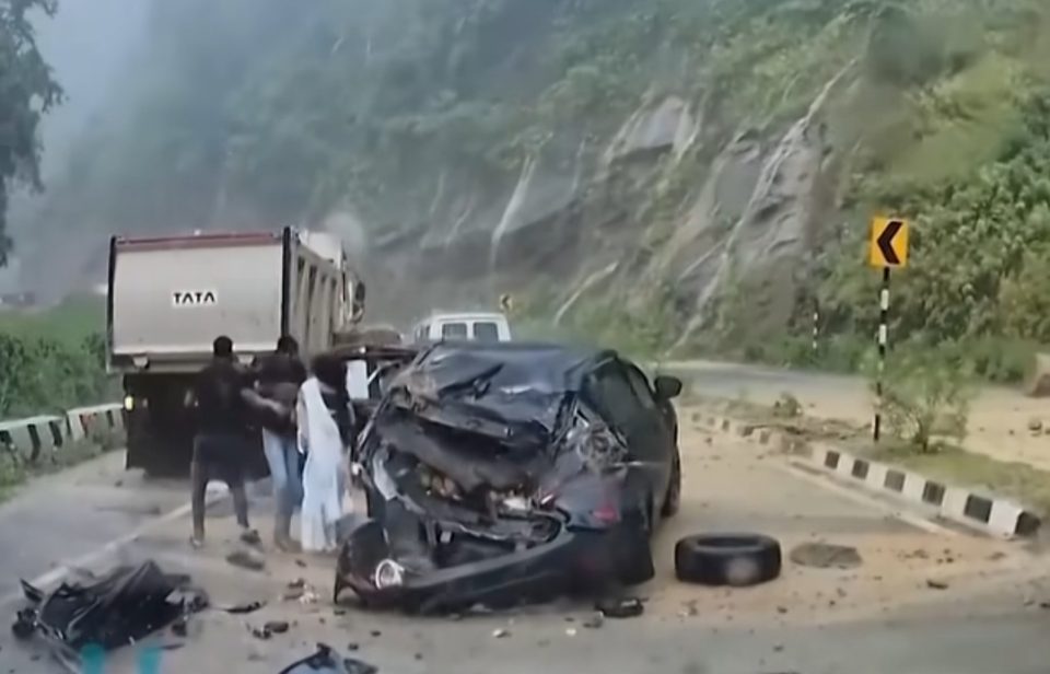 Снимка која го шокираше светот: Џиновска карпа се стркала и смачка два автомобила како да се од хартија (ВИДЕО)