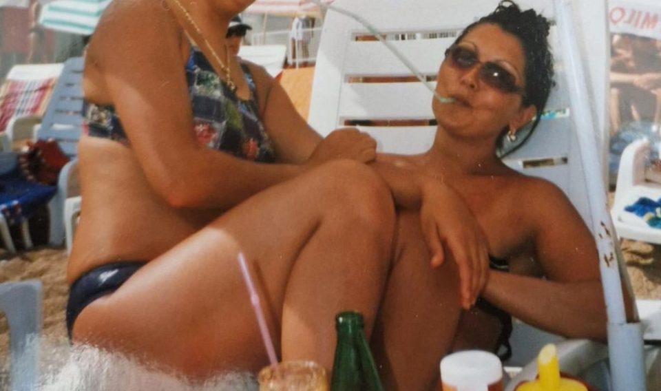 Марија Шерифовиќ сподели ретка фотографија во костим за капење, позира со нејзината мајка Верица (ФОТО)