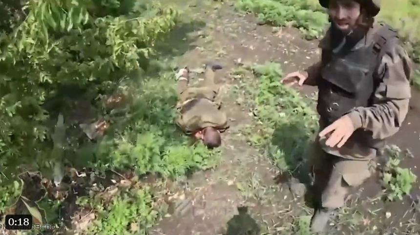ВОЗНЕМИРУВАЧКА СНИМКА: Украинската армија опколи руски војник кој лежеше, следеа ШОК СЦЕНИ (ВИДЕО)