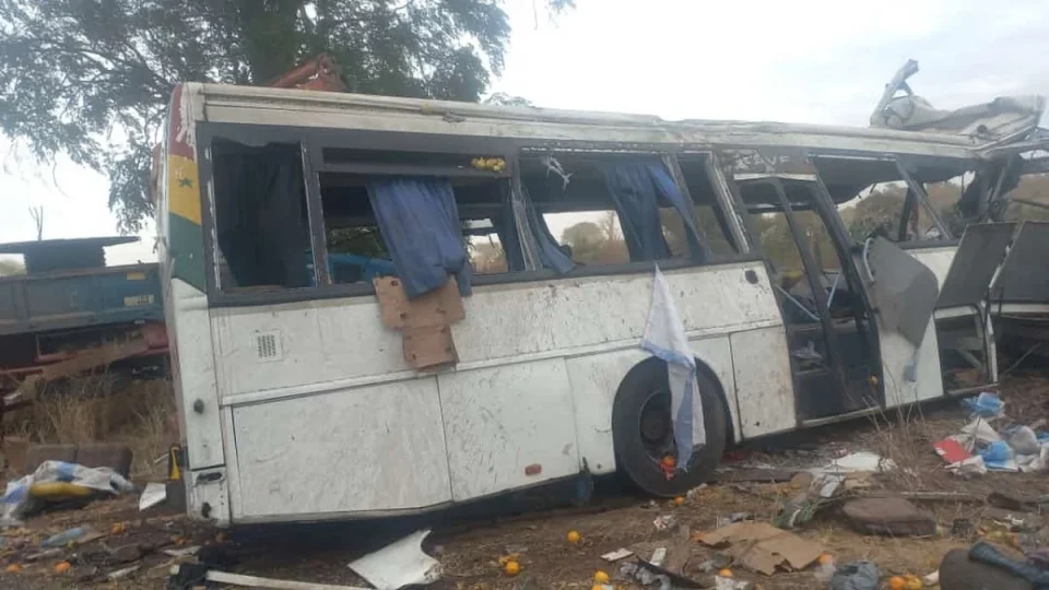 ФАТАЛНА НЕСРЕЌА: Најмалку 23 лица ги загубија животите откако се преврте патнички автобус во Сенегал