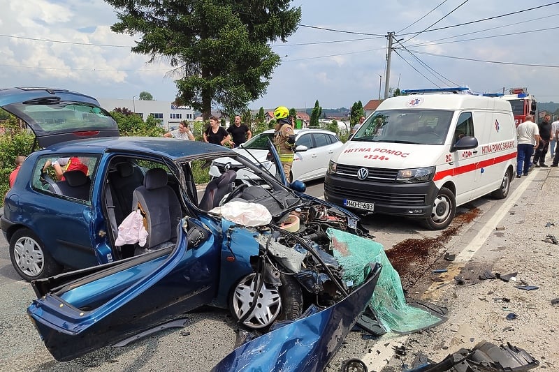 ФОТО: Страшни фотографии од сообраќајна несреќа помеѓу два автомобили и работна машина во близина на Сараево