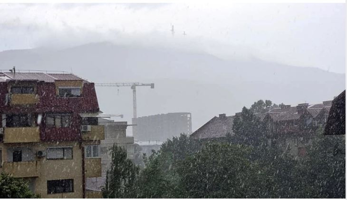 Страотно невреме го зафати Скопје- паѓаше град со големина на орев