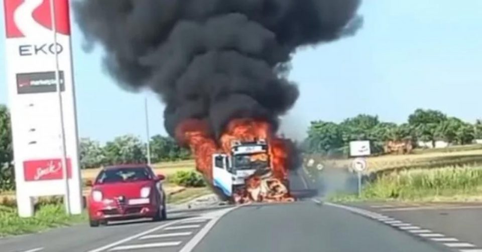 СТРАШНА СООБРАЌАЈКА ПОПЛАДНЕВО: Едно лице изгоре до смрт по директен судир на камион и автомобил кај Суботица (ВИДЕО)